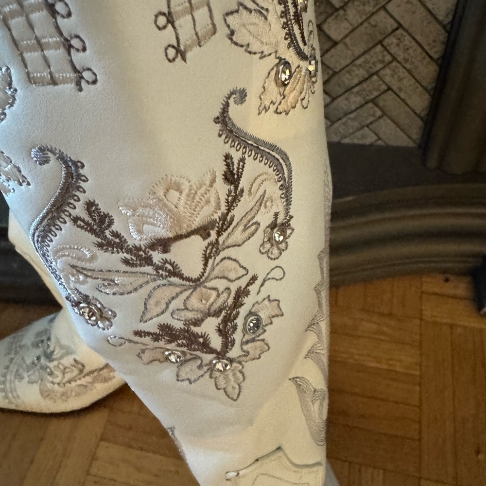 Embroidered White Rhinestone Embellished Boutique Cowboy Boots - Picture 3 of 8